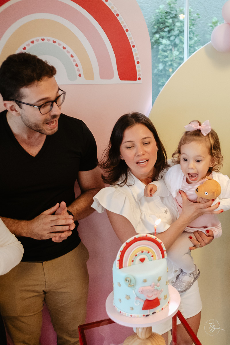 Soprando a vela da festa. Fotografia documental de aniversário infantil em Florianópolis/Sc por Thiago Braga.