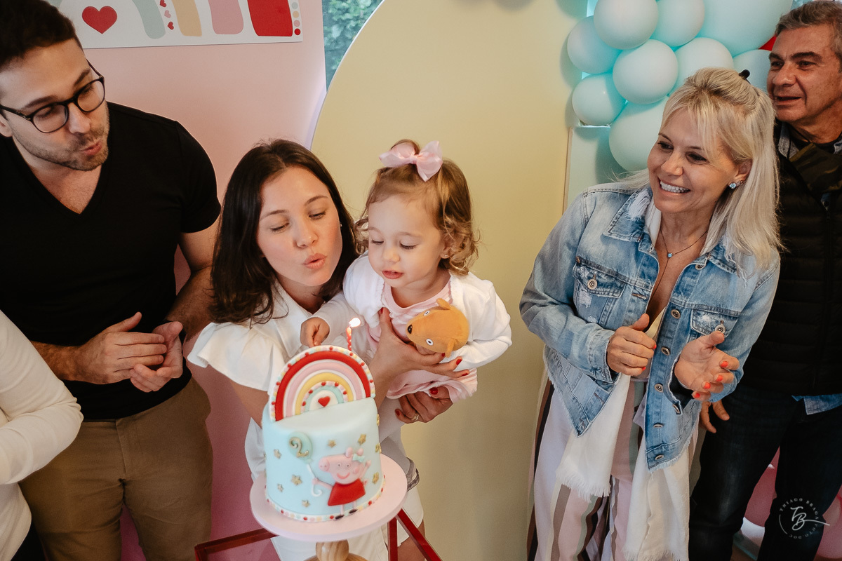 Velinha assoprando. Fotografia documental de aniversário infantil em Florianópolis/Sc por Thiago Braga.