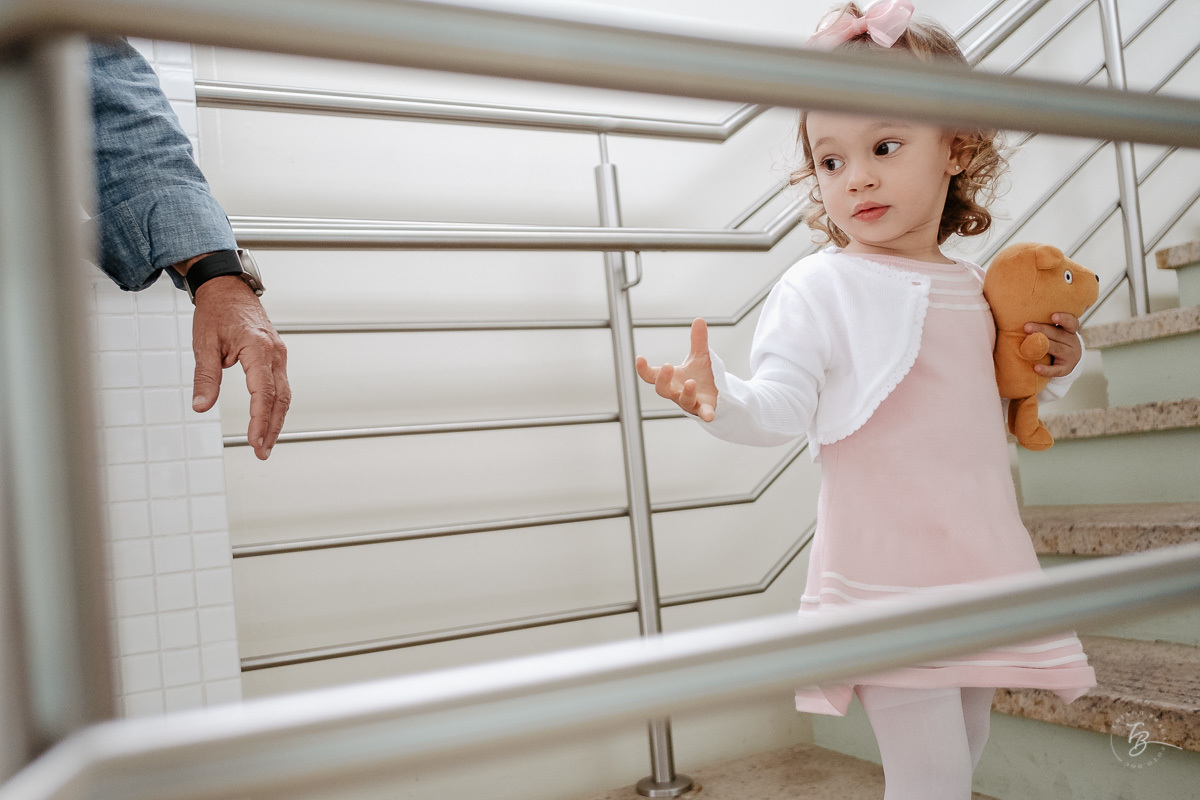 Dando as mãos para o titio. Fotografia documental de aniversário infantil em Florianópolis/Sc por Thiago Braga.