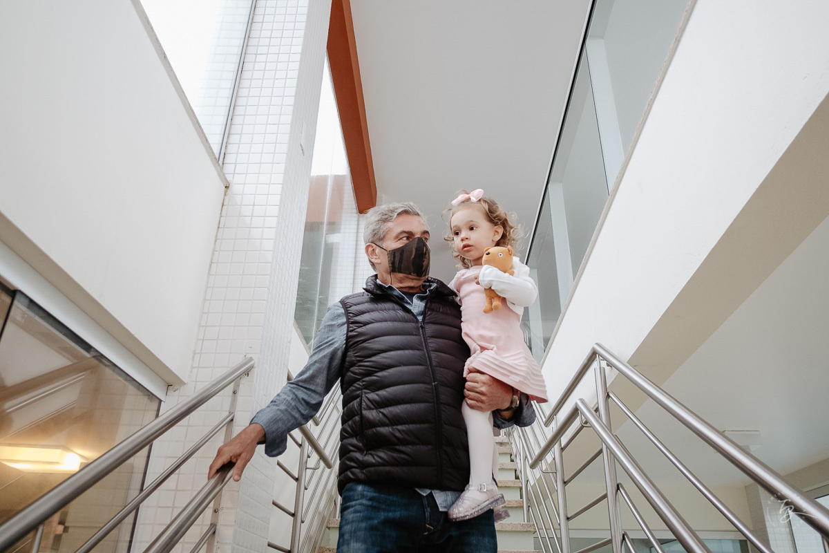 No colo do vovô. Fotografia documental de aniversário infantil em Florianópolis/Sc por Thiago Braga.