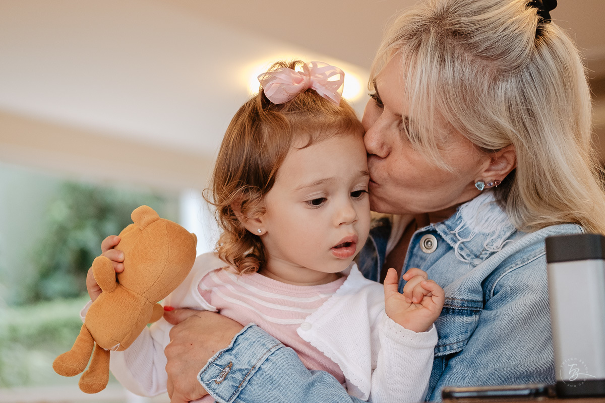 Carinho da vovó. Fotografia documental de aniversário infantil em Florianópolis/Sc por Thiago Braga.