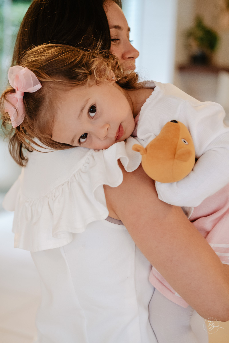 Olívia cansadinha. Fotografia documental de aniversário infantil em Florianópolis/Sc por Thiago Braga.