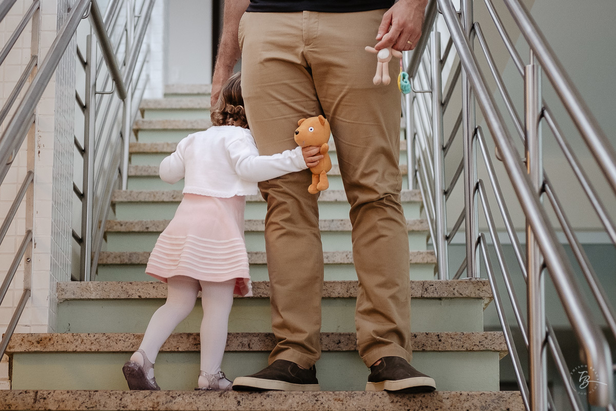 Deixa ficar com você papai. Fotografia documental de aniversário infantil em Florianópolis/Sc por Thiago Braga.