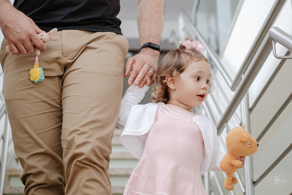 Com o papai. Fotografia documental de aniversário infantil em Florianópolis/Sc por Thiago Braga.