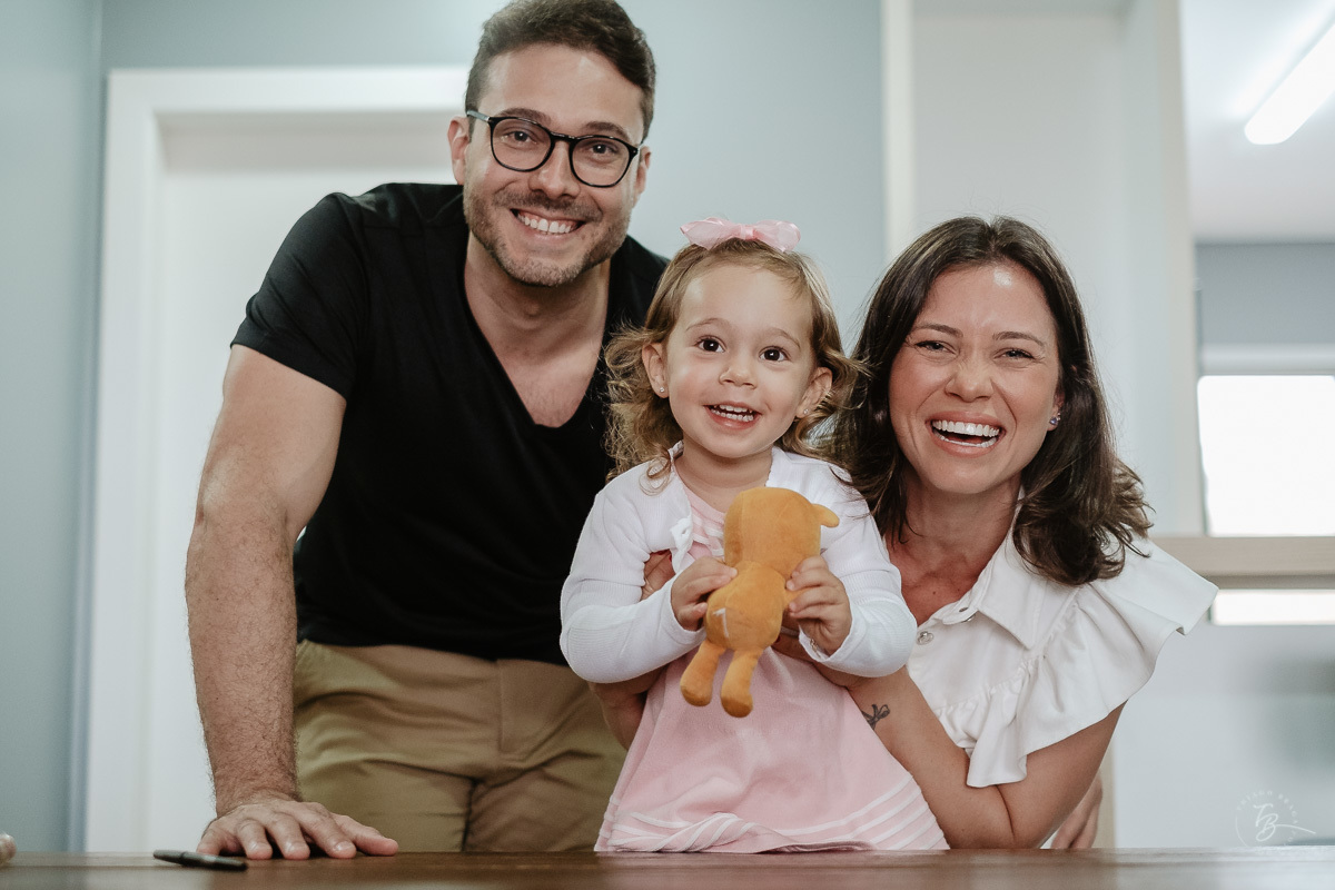 Retrato de família. Fotografia documental de aniversário infantil em Florianópolis/Sc por Thiago Braga.