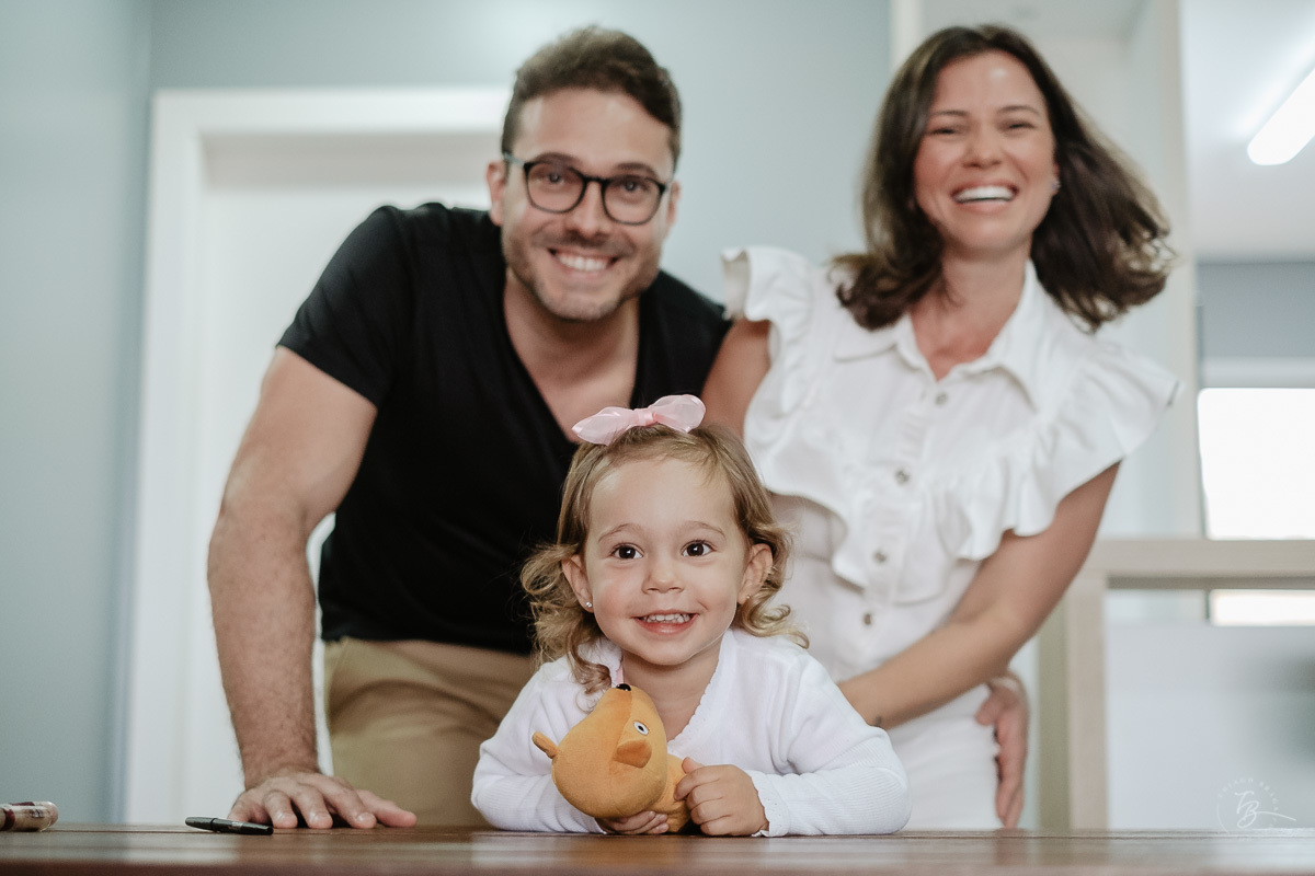 Retrato de família reunida antes da festa. Fotografia documental de aniversário infantil em Florianópolis/Sc por Thiago Braga.