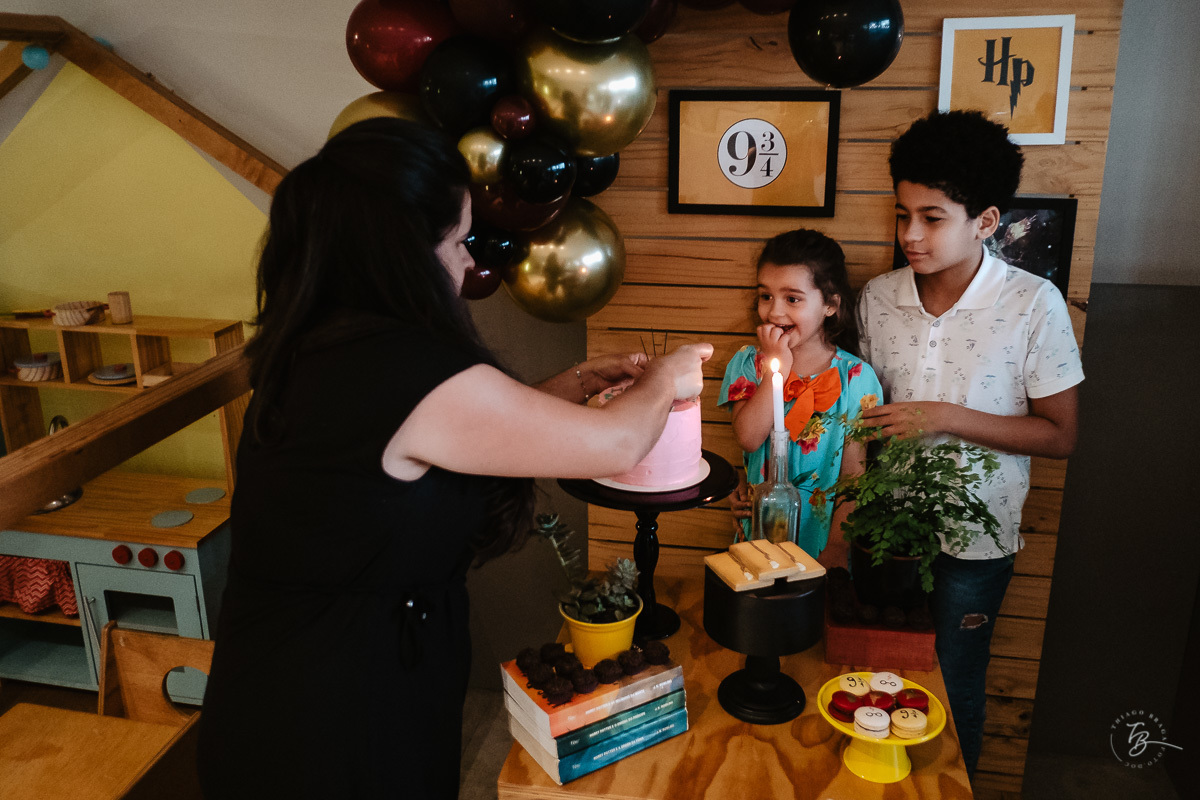 Hora de soprar a velinha. Festa de 10 anos do Luan, de Harry Potter, em festa infantil no espaço Caracois e CaramFesta de 10 anos do Luan, de Harry Potter, em festa infantil no espaço Caracois e Caramujos, em Florianópolis/SC por Thiago Braga Fotografia. 