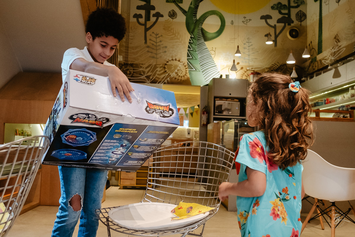 Abrindo presente. Festa de 10 anos do Luan, de Harry Potter, em festa infantil no espaço Caracois e Caramujos, em Florianópolis/SC por Thiago Braga Fotografia. 