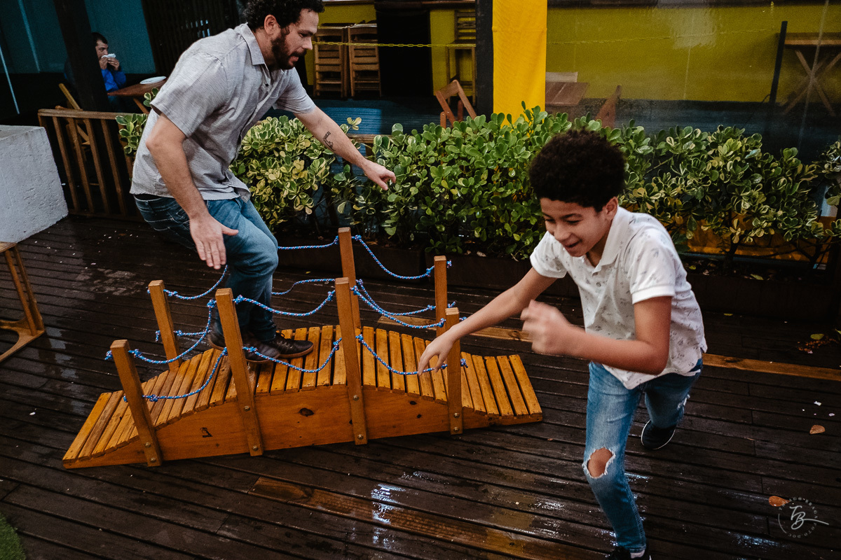 Correndo e brincando com o pai. Festa de 10 anos do Luan, de Harry Potter, em festa infantil no espaço Caracois e Caramujos, em Florianópolis/SC por Thiago Braga Foto