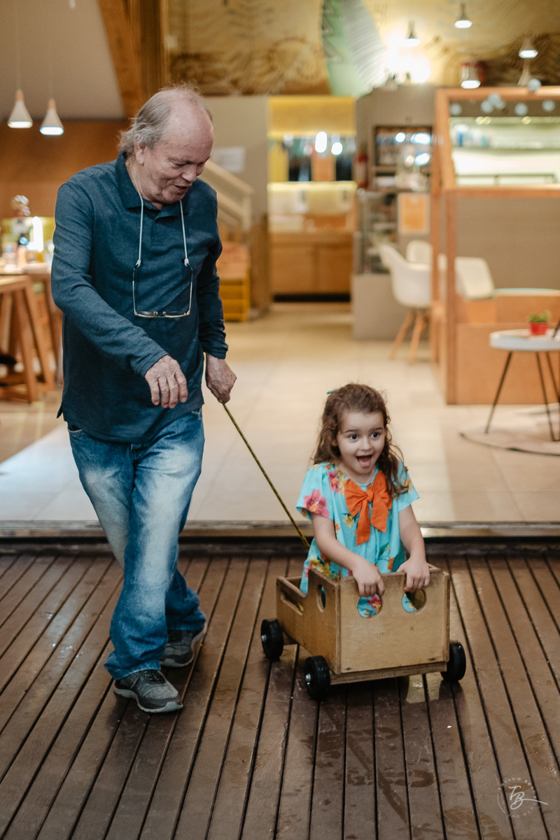 Avô brincando. Festa de 10 anos do Luan, de Harry Potter, em festa infantil no espaço Caracois e Caramujos, em Florianópolis/SC por Thiago Braga Foto