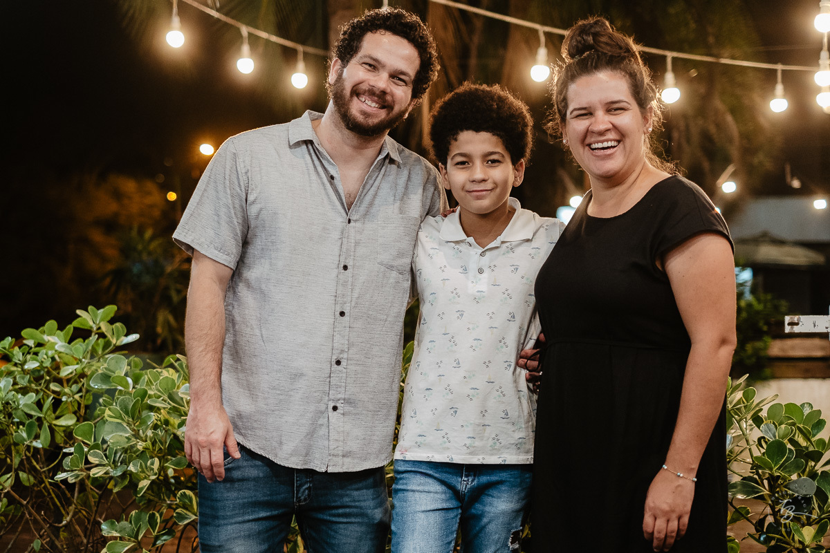 Retrato de família, na festa de aniversário. Festa de 10 anos do Luan, de Harry Potter, em festa infantil no espaço Caracois e Caramujos, em Florianópolis/SC por Thiago Braga Fotografia