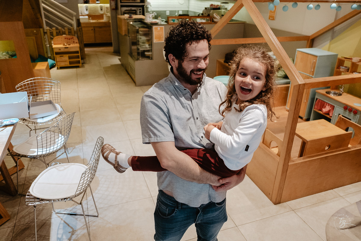 Pai e filha brincando abraçados.. Festa de 10 anos do Luan, de Harry Potter, em festa infantil no espaço Caracois e Caramujos, em Florianópolis/SC por Thiago Braga Fotografia