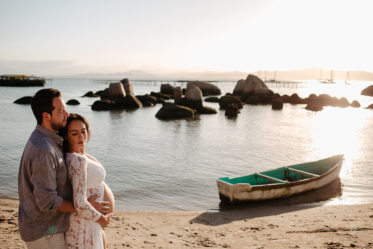 Que luz! Ensaio gestante em Santo Antônio de Lisboa e Sambaqui, a bordo de uma lancha, na costa oeste de Florianópolis. Por Thiago Braga Fotografia. A espera do Nicolas.