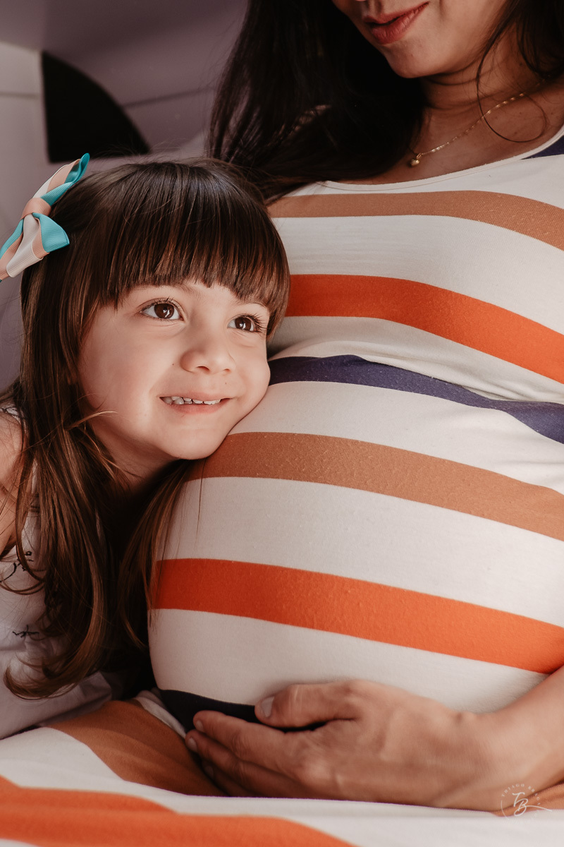 Mamãe e filha na cabine da lancha da Oceano passeios de lancha. Ensaio gestante em Santo Antônio de Lisboa e Sambaqui, a bordo de uma lancha, na costa oeste de Florianópolis. Por Thiago Braga Fotografia. A espera do Nicolas.