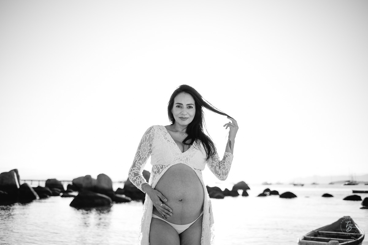 Foto preto e branco. Ensaio gestante em Santo Antônio de Lisboa e Sambaqui, a bordo de uma lancha, na costa oeste de Florianópolis. Por Thiago Braga Fotografia. A espera do Nicolas.