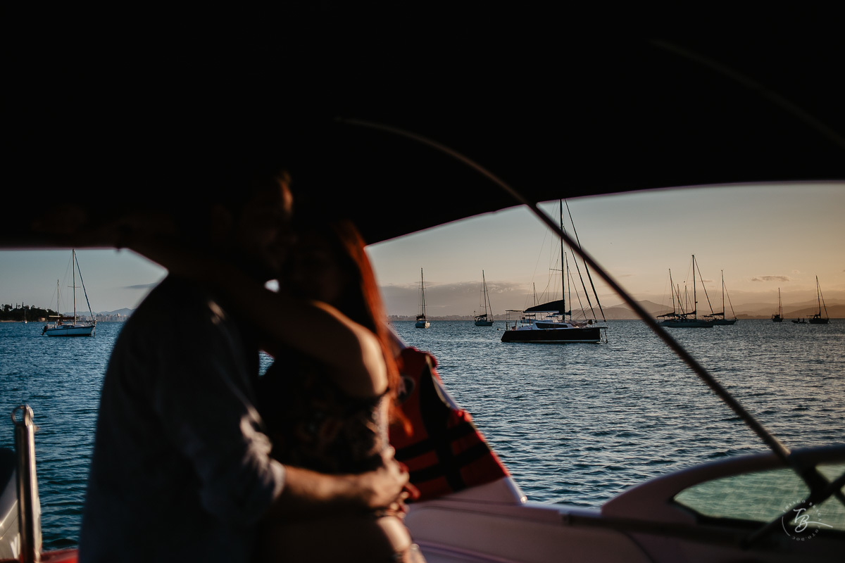 Fotografia autoral. Ensaio gestante em Santo Antônio de Lisboa e Sambaqui, a bordo de uma lancha, na costa oeste de Florianópolis. Por Thiago Braga Fotografia. A espera do Nicolas.