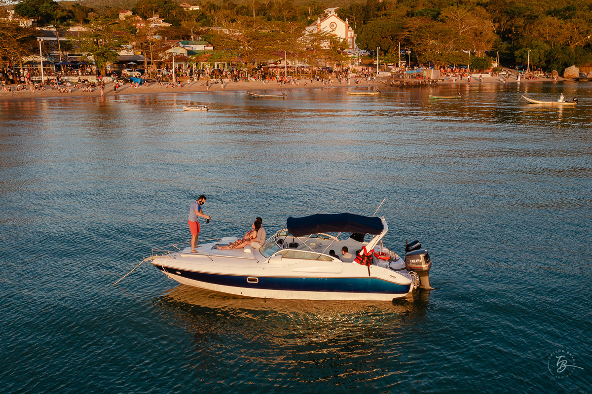 Imagem de drone da baia de Santo Antônio de Lisboa. Ensaio gestante em Santo Antônio de Lisboa e Sambaqui, a bordo de uma lancha, na costa oeste de Florianópolis. Por Thiago Braga Fotografia. A espera do Nicolas.