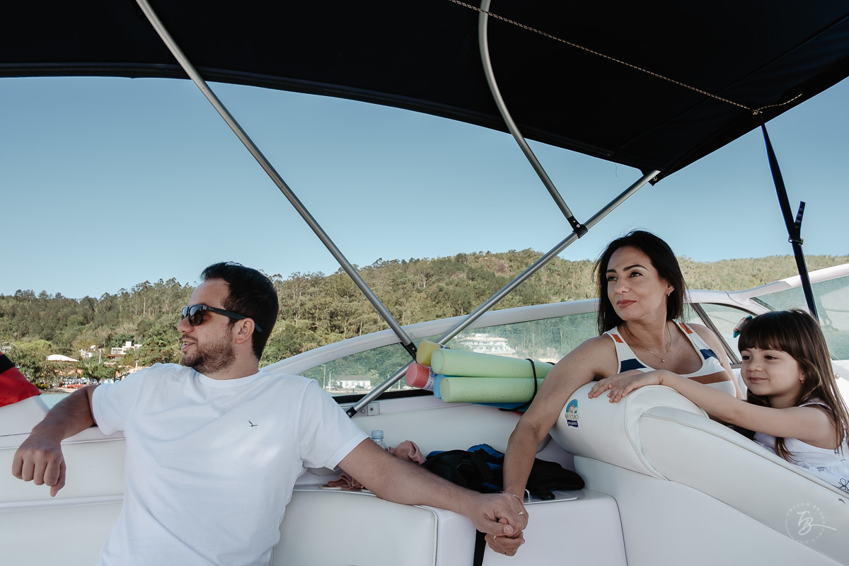 Família reunida a bordo da lancha. Ensaio gestante em Santo Antônio de Lisboa e Sambaqui, a bordo de uma lancha, na costa oeste de Florianópolis. Por Thiago Braga Fotografia. A espera do Nicolas.