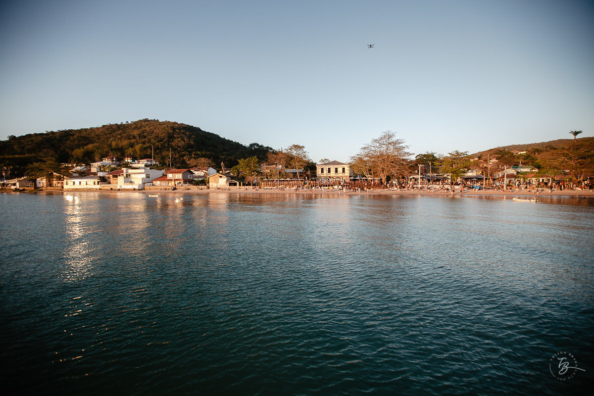 Vista da costa para santo Antônio de Lisbo. Ensaio gestante em Santo Antônio de Lisboa e Sambaqui, a bordo de uma lancha, na costa oeste de Florianópolis. Por Thiago Braga Fotografia. A espera do Nicolas.