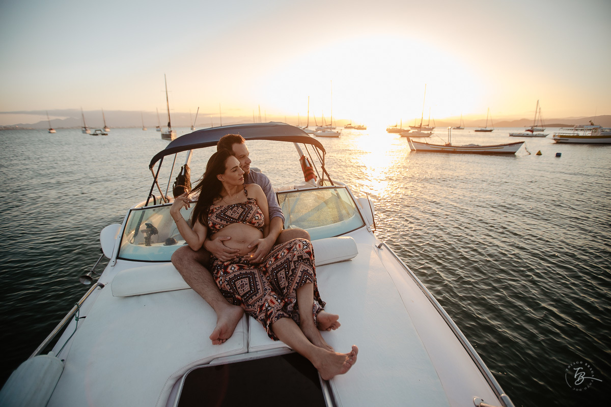 Pôr do Sol embarcado em uma lancha. Ensaio gestante em Santo Antônio de Lisboa e Sambaqui, a bordo de uma lancha, na costa oeste de Florianópolis. Por Thiago Braga Fotografia. A espera do Nicolas.