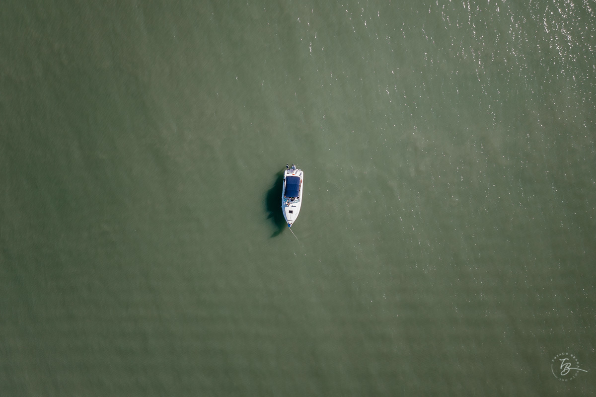Imagem aérea de drone. Ensaio gestante em Santo Antônio de Lisboa e Sambaqui, a bordo de uma lancha, na costa oeste de Florianópolis. Por Thiago Braga Fotografia. A espera do Nicolas.