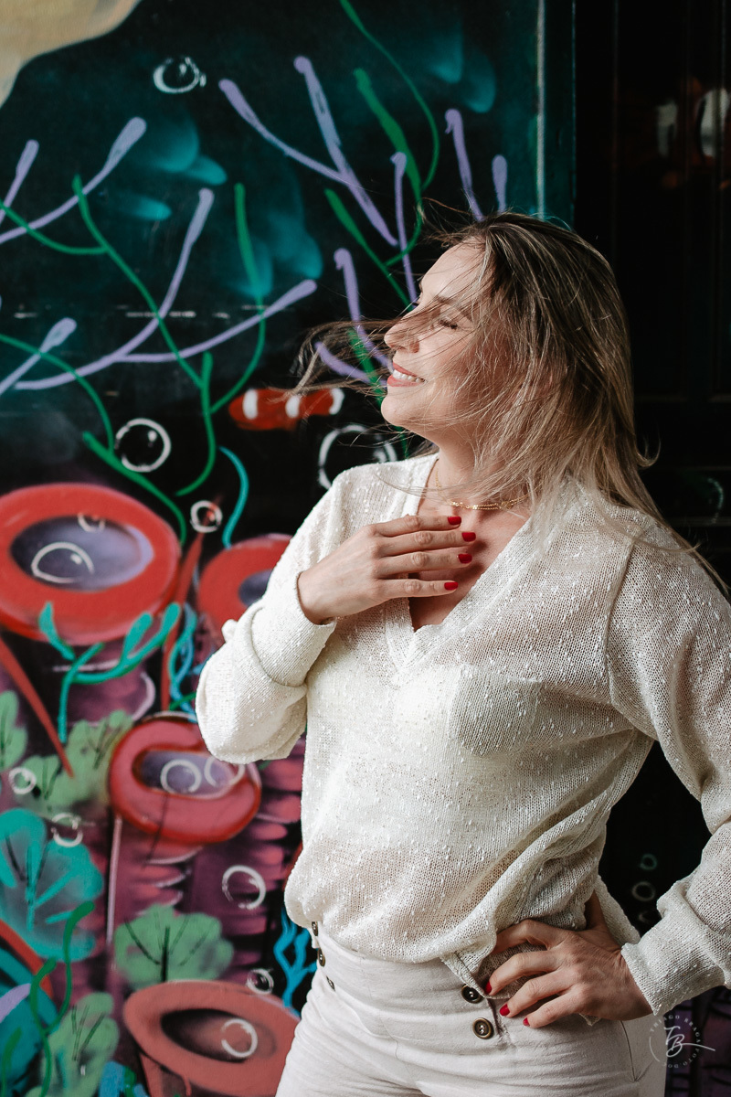 Fotos nos ranchos de pescadores da praia da Armação. Retratos pessoais de um ensaio no Sul da Ilha de Santa Catarina, em Florianópolis. Gisele, 40 anos. 