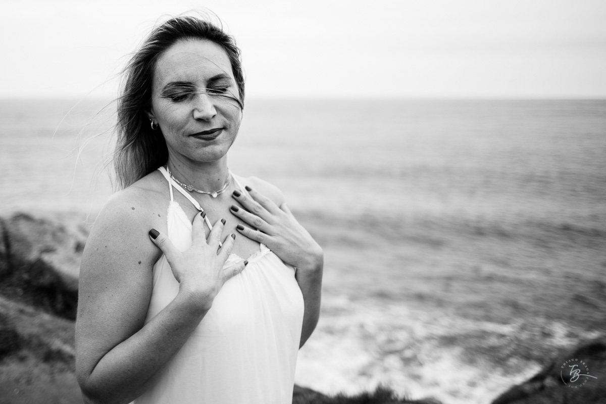 Ela na praia da Armação em ensaio pessoal. Retratos pessoais de um ensaio no Sul da Ilha de Santa Catarina, em Florianópolis. Gisele, 40 anos. 