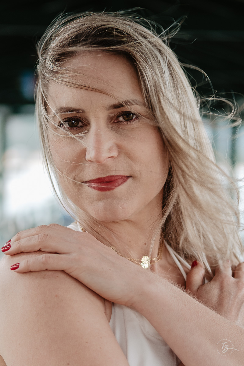 Retrato de sorriso. Retratos pessoais de um ensaio no Sul da Ilha de Santa Catarina, em Florianópolis. Gisele, 40 anos. 
