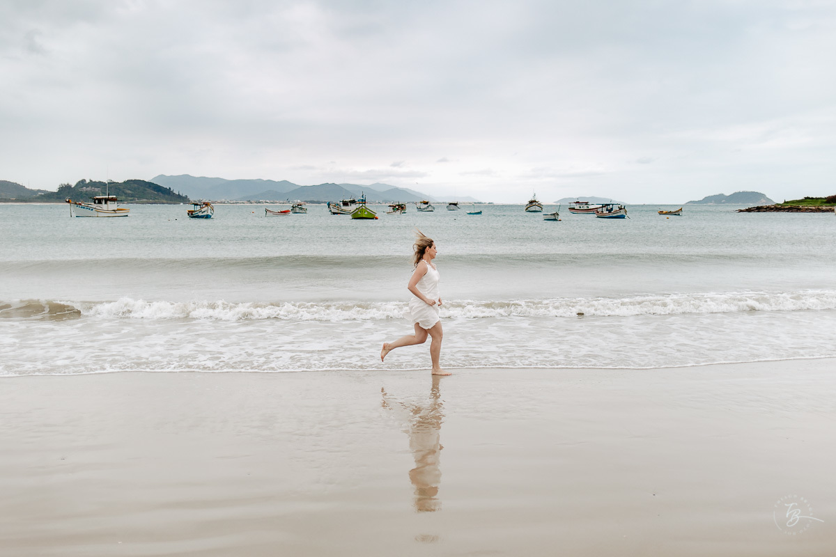 correndo na praia da Armação. Retratos pessoais de um ensaio no Sul da Ilha de Santa Catarina, em Florianópolis. Gisele, 40 anos. 