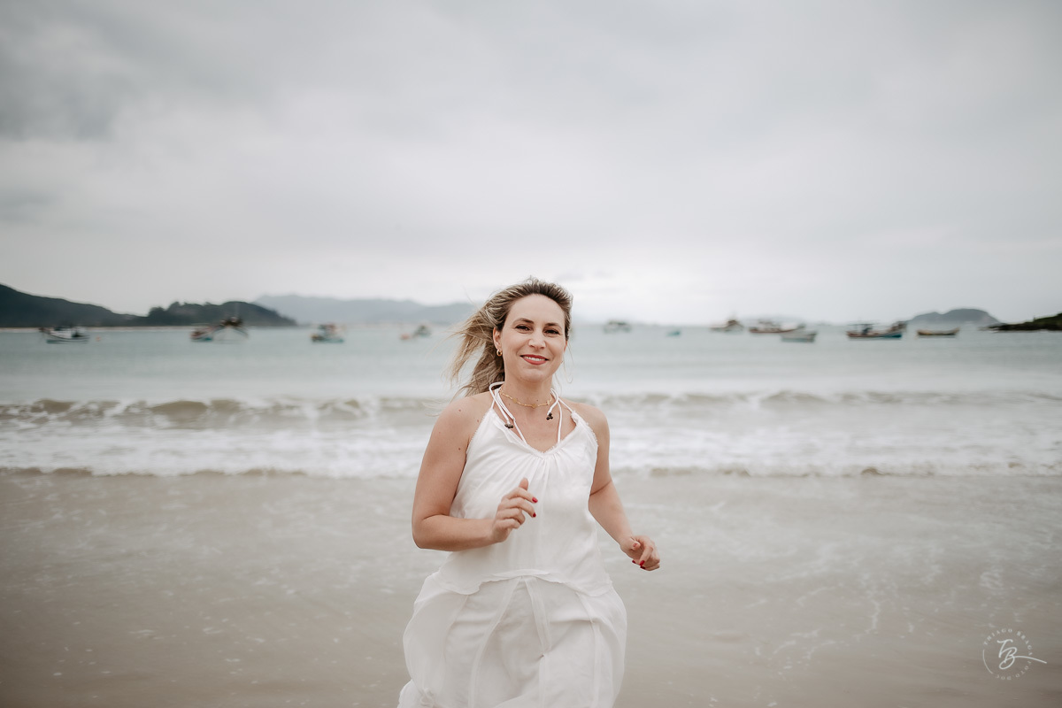 Na praia da Armação. Retratos pessoais de um ensaio no Sul da Ilha de Santa Catarina, em Florianópolis. Gisele, 40 anos. 
