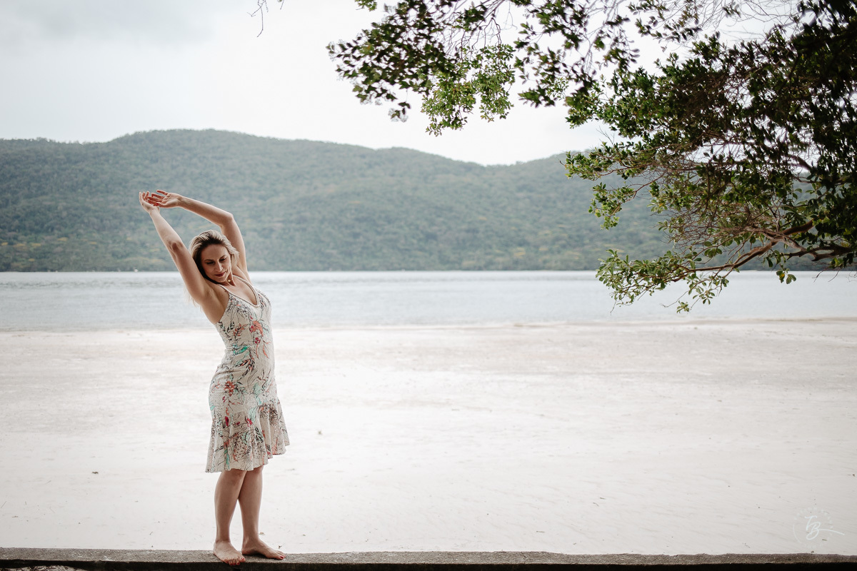 Se alongando. Retratos pessoais de um ensaio no Sul da Ilha de Santa Catarina, em Florianópolis. Gisele, 40 anos. 