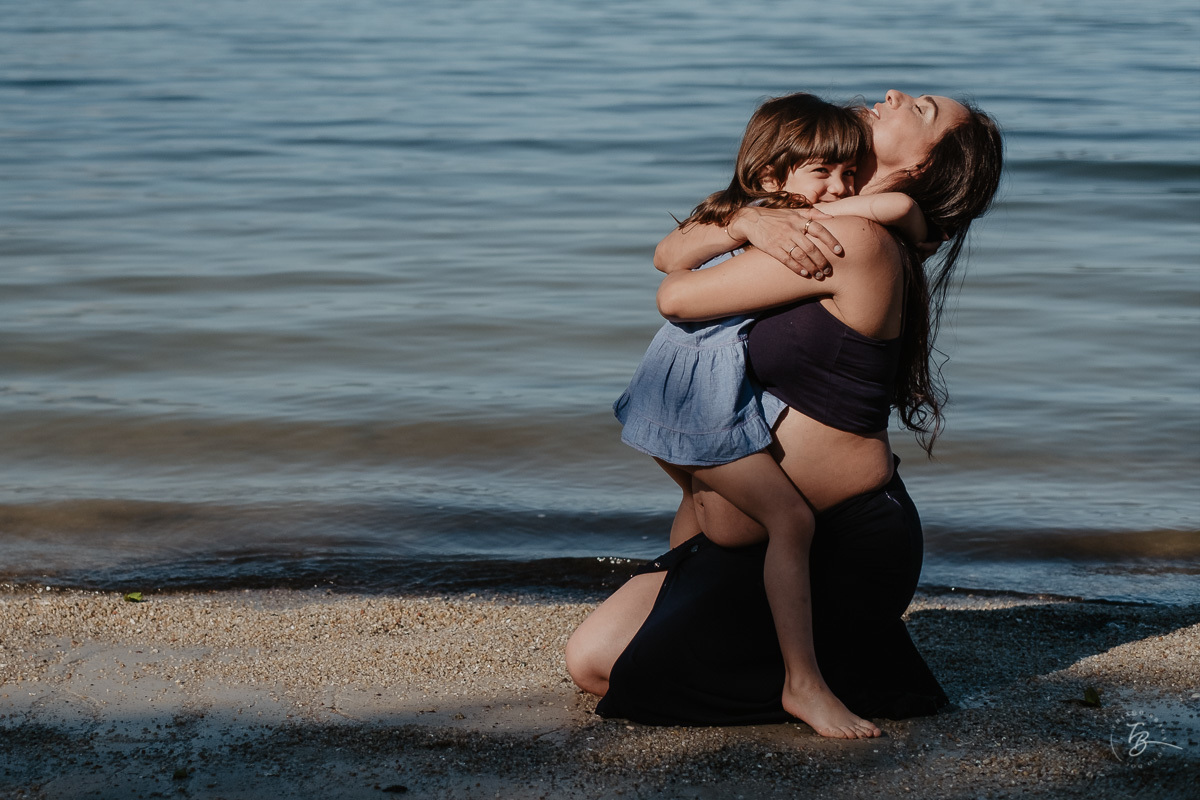 Um abraço de carinho e muito amor. Ensaio gestante por Thiago Braga Fotografia. Sessão lifestyle na praia do Bom Abrigo, em Florianópolis-SC. 