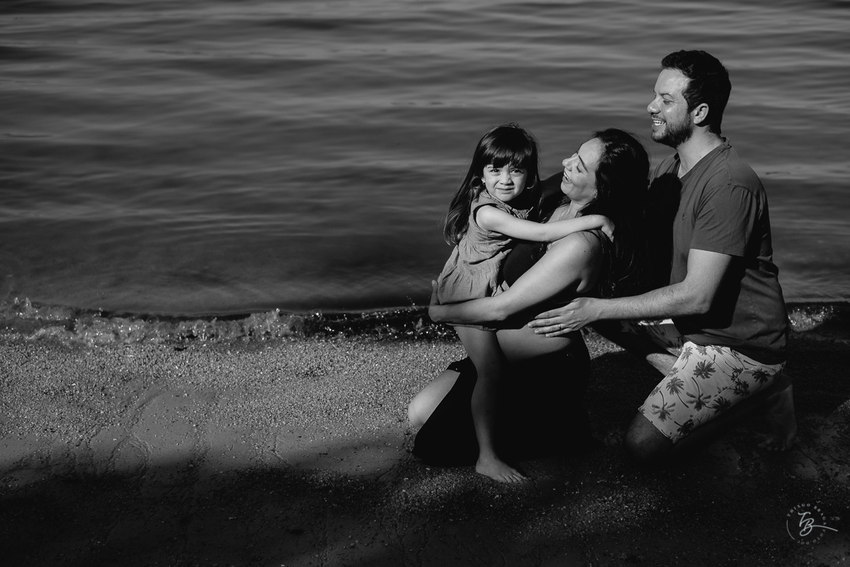 Abraço de família. Ensaio gestante por Thiago Braga Fotografia. Sessão lifestyle na praia do Bom Abrigo, em Florianópolis-SC. 