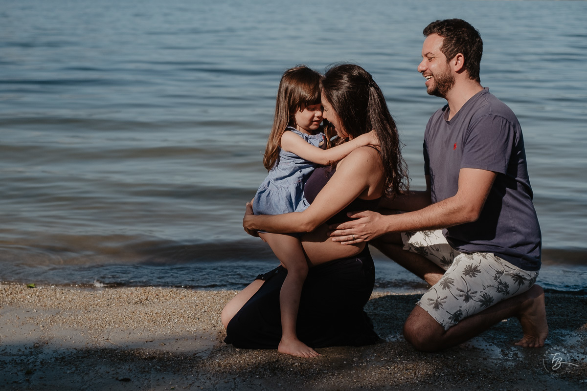 Carinho de mãe e filha. Ensaio gestante por Thiago Braga Fotografia. Sessão lifestyle na praia do Bom Abrigo, em Florianópolis-SC. 
