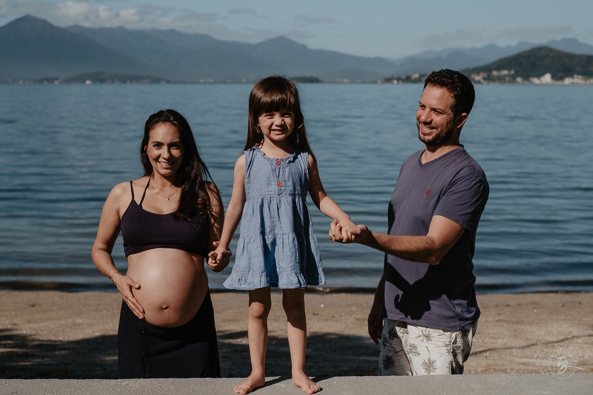 Retrato de família. Ensaio gestante por Thiago Braga Fotografia. Sessão lifestyle na praia do Bom Abrigo, em Florianópolis-SC. 