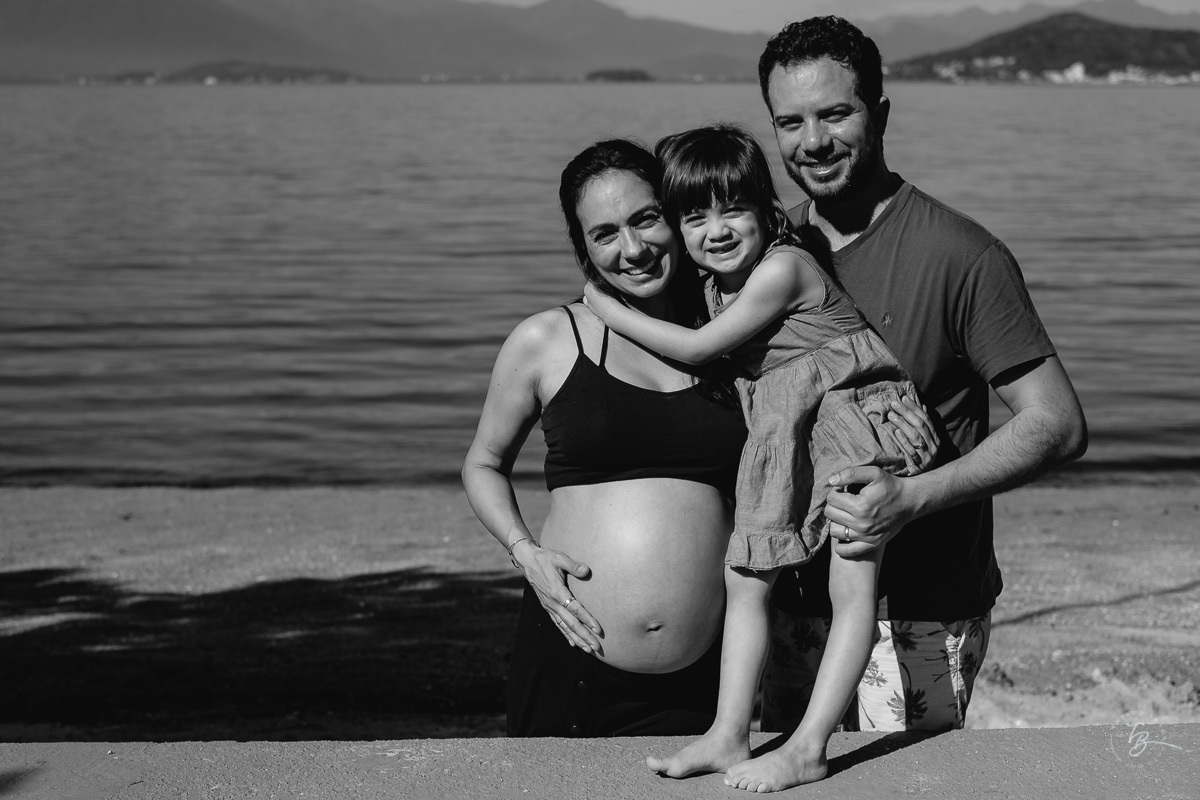 Retrato em preto e branco. Ensaio gestante por Thiago Braga Fotografia. Sessão lifestyle na praia do Bom Abrigo, em Florianópolis-SC. 