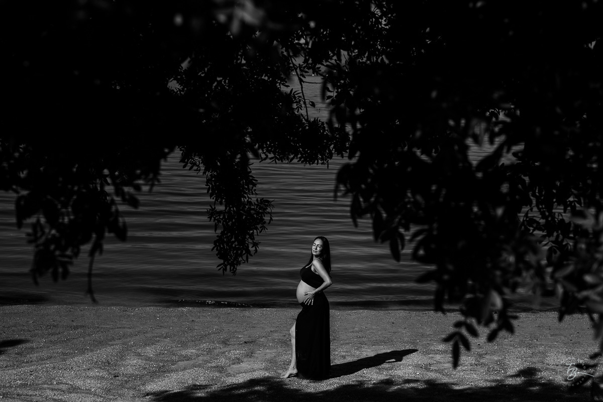 Arte! Ensaio gestante por Thiago Braga Fotografia. Sessão lifestyle na praia do Bom Abrigo, em Florianópolis-SC. 