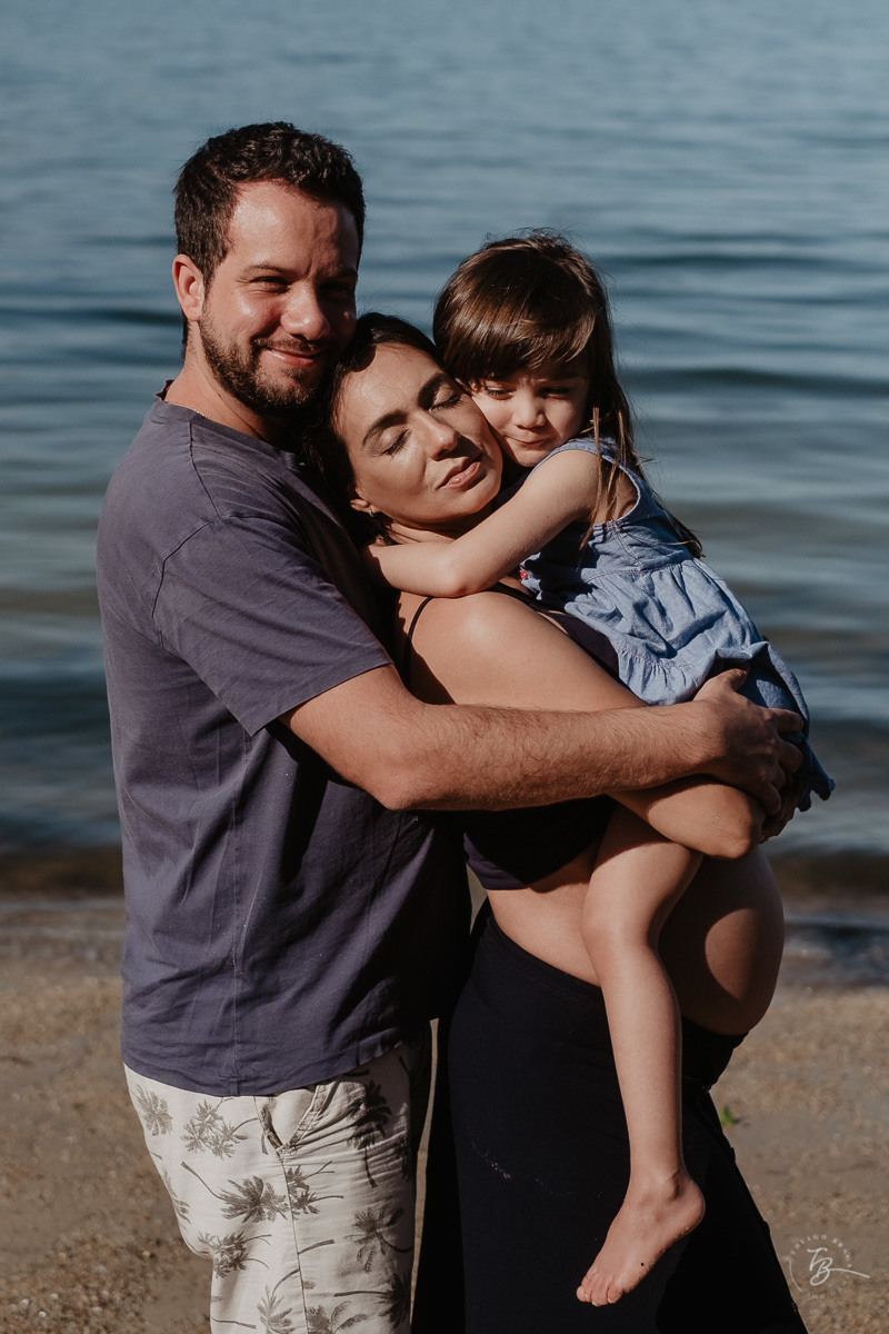 Ensaio gestante por Thiago Braga Fotografia. Sessão lifestyle na praia do Bom Abrigo, em Florianópolis-SC. 