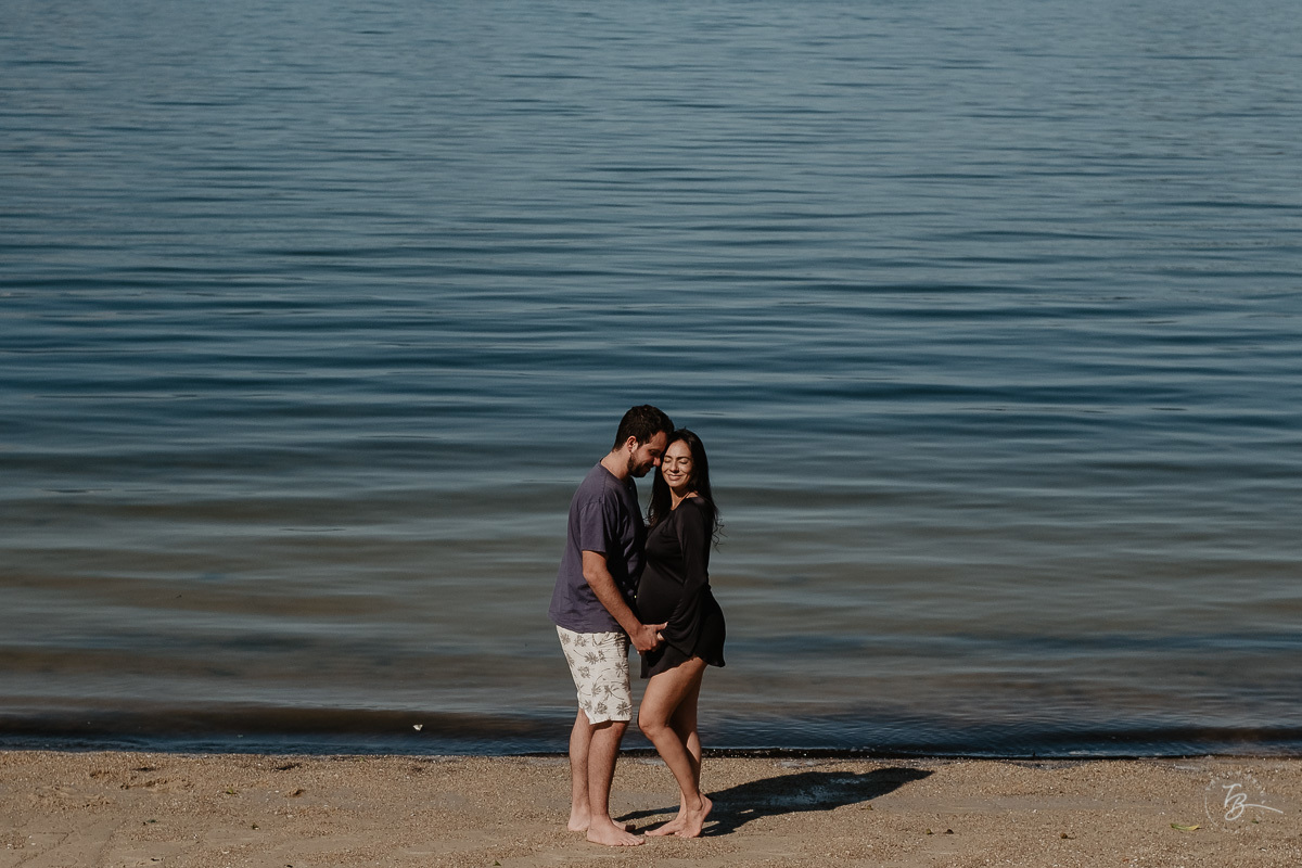 Casal, grávido, na praia. Ensaio gestante por Thiago Braga Fotografia. Sessão lifestyle na praia do Bom Abrigo, em Florianópolis-SC. 