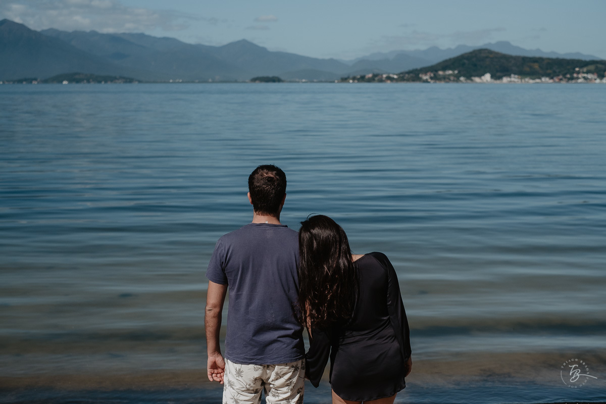 romance entre o casal. Ensaio gestante por Thiago Braga Fotografia. Sessão lifestyle na praia do Bom Abrigo, em Florianópolis-SC. 