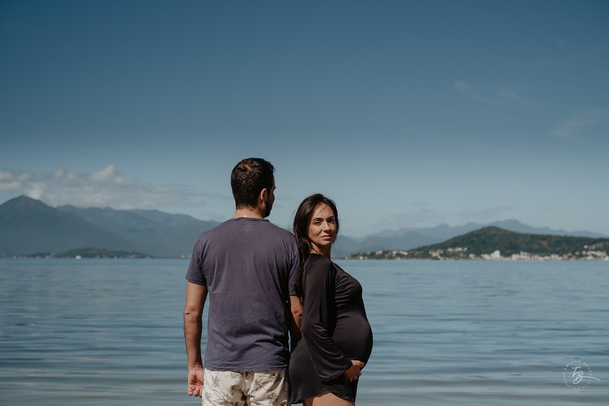 Lindo local, em Florianópolis. Ensaio gestante por Thiago Braga Fotografia. Sessão lifestyle na praia do Bom Abrigo, em Florianópolis-SC. 