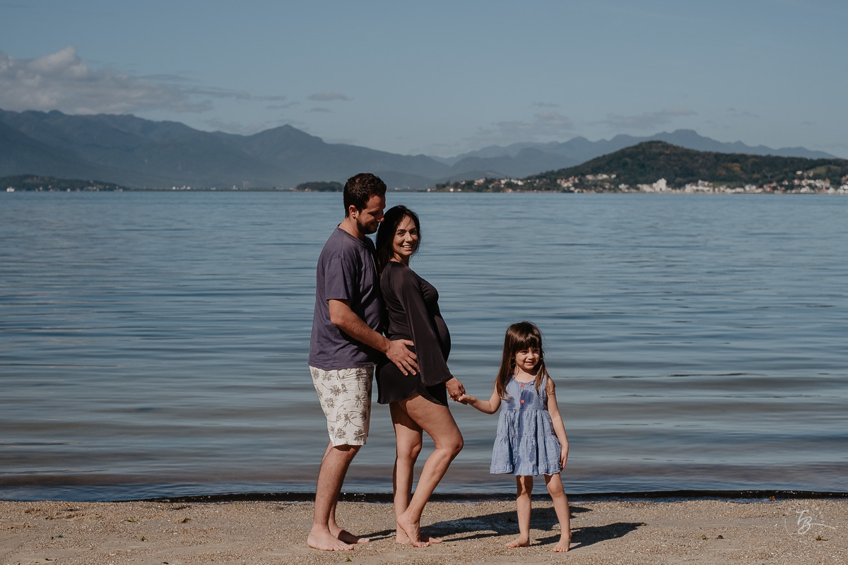 Família reunida. Ensaio gestante por Thiago Braga Fotografia. Sessão lifestyle na praia do Bom Abrigo, em Florianópolis-SC. 