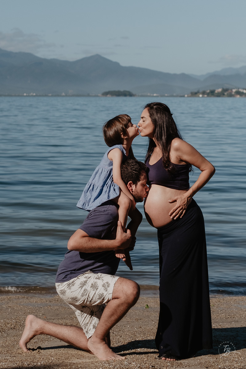 Família reunida. Ensaio gestante por Thiago Braga Fotografia. Sessão lifestyle na praia do Bom Abrigo, em Florianópolis-SC. 
