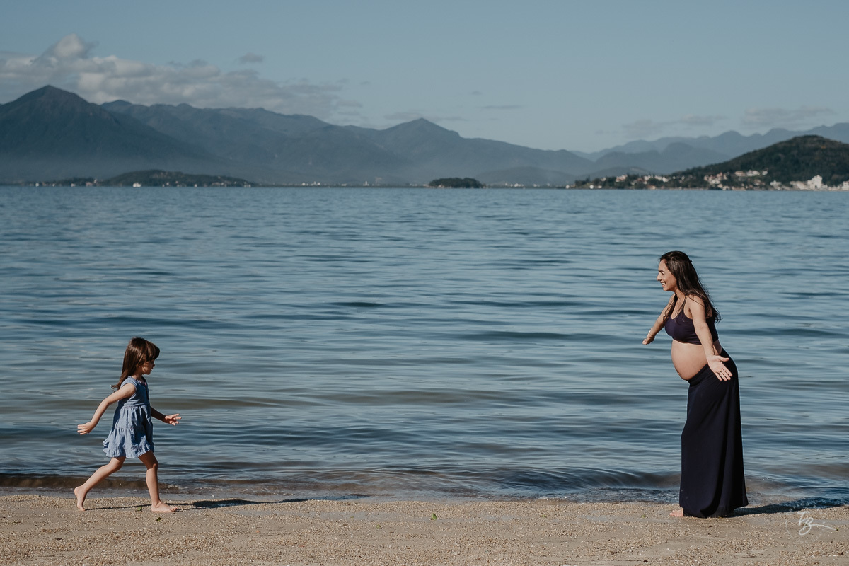 Abraço de mãe e filha. Ensaio gestante por Thiago Braga Fotografia. Sessão lifestyle na praia do Bom Abrigo, em Florianópolis-SC. 