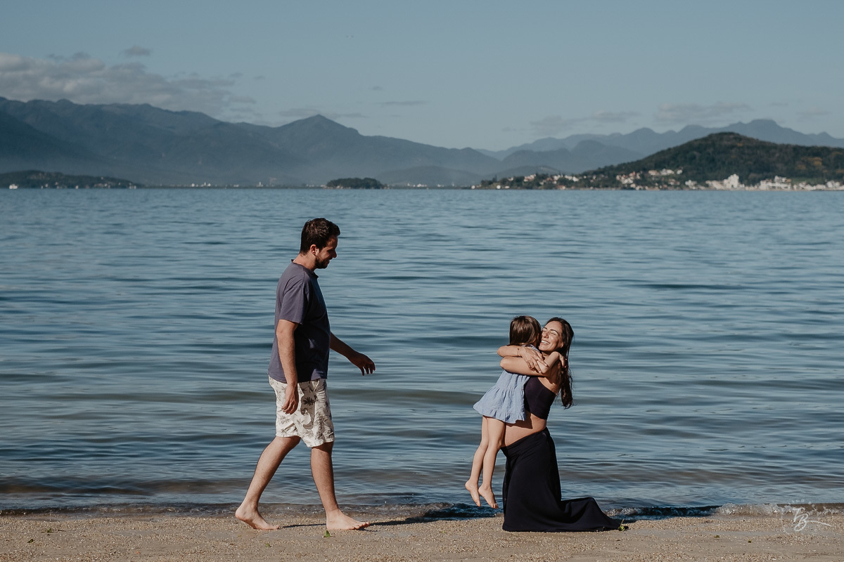 Abraço de família. Ensaio gestante por Thiago Braga Fotografia. Sessão lifestyle na praia do Bom Abrigo, em Florianópolis-SC. 