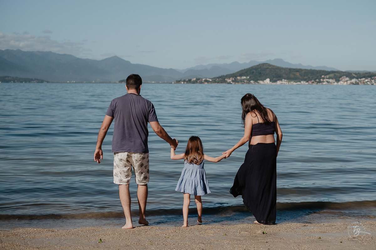 Família junta. Ensaio gestante por Thiago Braga Fotografia. Sessão lifestyle na praia do Bom Abrigo, em Florianópolis-SC. 
