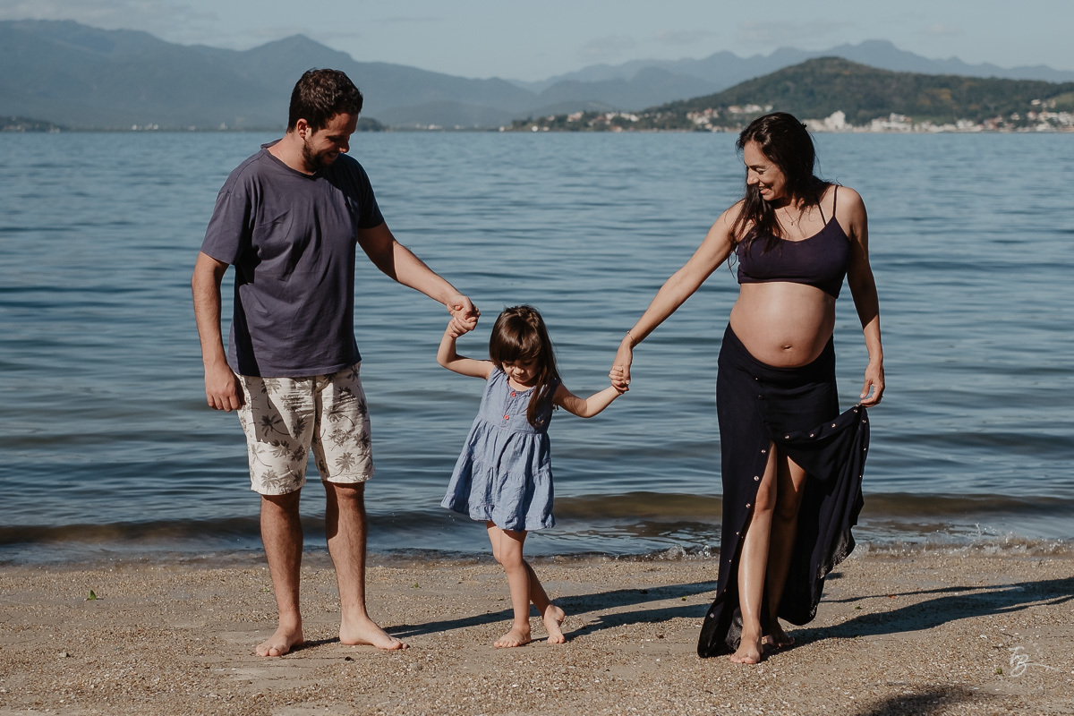 Família na praia. Ensaio gestante por Thiago Braga Fotografia. Sessão lifestyle na praia do Bom Abrigo, em Florianópolis-SC. 