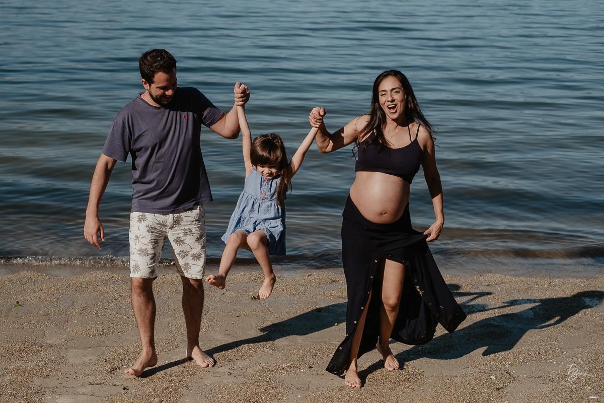 Toda família gosta de diversão. Ensaio gestante por Thiago Braga Fotografia. Sessão lifestyle na praia do Bom Abrigo, em Florianópolis-SC. 