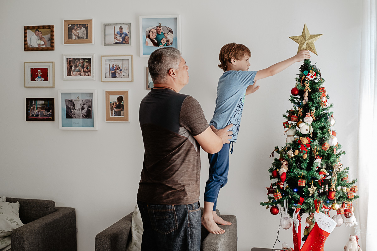 Na sala de casa. Ensaio documental de Natal, em casa, por Thiago Braga fotografia. 