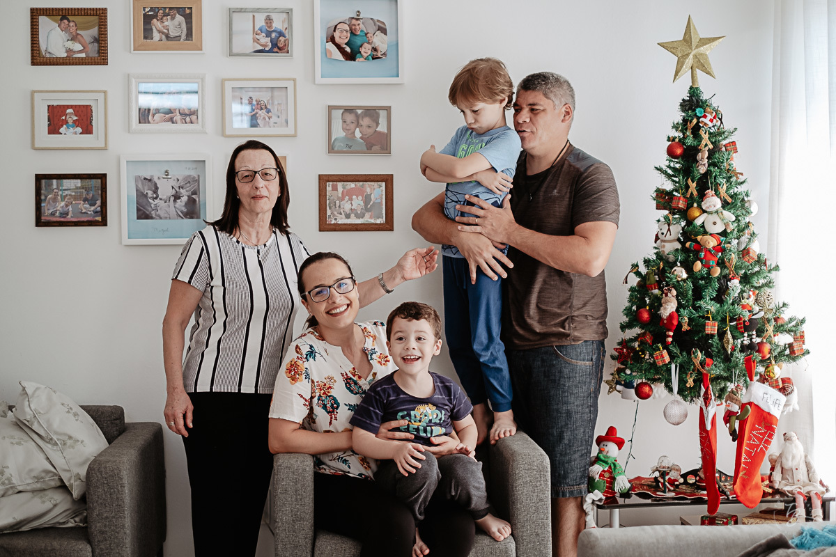 Retrato da família junta. Ensaio documental de Natal, em casa, por Thiago Braga fotografia. 
